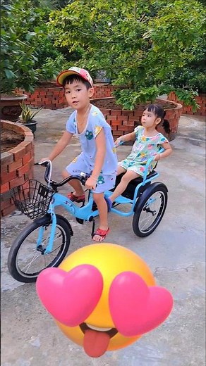 Em bé tốt bụng "thương em gái"/ Tín ngộ tv #shorts