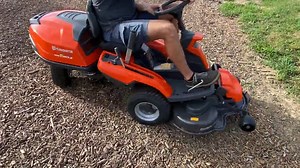 🔍 Gefunden auf Landwirt.com: Ein echter Allrounder für deinen Garten! 🌿 Husqvarna Rider 216T AWD – NEU mit 103 cm Mähdeck Leistungsstark, wendig und perfekt für anspruchsvolles Gelände. 💪 👉 Jetzt entdecken: https://www.landwirt.com/gebrauchte,5909850,Husqvarna-Rider-216T-AWD-NEU-103cm-Maehdeck.html?autoplay=true&backlink=videoWall #Husqvarna #Mähtraktor #Gartenpflege #Landwirtcom #mähenmitpower | landwirt.com