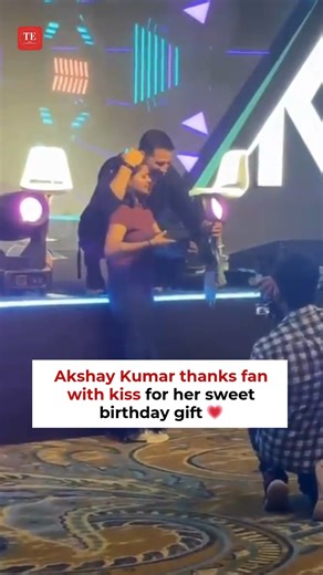 Birthday love! #AkshayKumar plants a sweet kiss on fan who surprised him with a gift 💝 #HappyBirthdayAkshay #FanLove #BollywoodStar #BirthdayVibes #SweetMoment #bollywood #bollywoodnews | ETimes