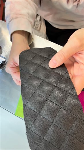 Amber McClane on Instagram: "@lindshandmade free Shoulder Strap Pad pattern is a must for my big bag baddies 😌💪✨ Feat. my favorite ruler from @missouriquiltco + @cloverusa chaco liner pen #sew #quilt #makersgonnamake #bagmaker #handmade"