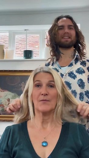 IS THIS WHAT YOUR HAIR NEEDS? 👱‍♀️ I hear all the time online people saying that whatever they do their hair ends up too blonde and faded really quickly. To be honest it’s hard to get the balance right when you are trying to blend grey hair but have a lot of dark in your hair still, also want to be blonde but not too blonde and the blonde you already have is porous so can absorb colour quickly but also not take colour at the same time. That is why I normally opt for a root colour in between and