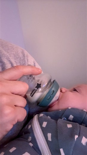 Grace Surguy on Instagram: "Introducing a bottle didn’t mean giving up breastfeeding. At 8 weeks postpartum, we pump one bottle a day so I can rest, our baby can gently learn to feed from a bottle, and my husband gets his own special bonding time 🤍 The @tommeetippeeuk Natural Start® bottle with the extra slow flow teat made switching between breast and bottle feel natural and calm — for all of us. Because every feeding journey looks different, and that’s okay. Linked on Tesco. #tommeetippee #ad