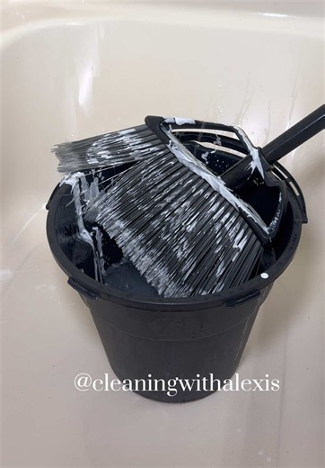 Shower and Tub Deep Clean: Full Bathroom Deep Cleaning Tips