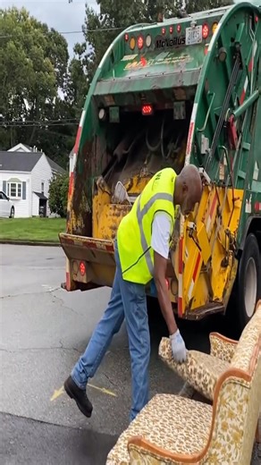 a working day of a garbage collector#foryou #usa #viral #cleantok
