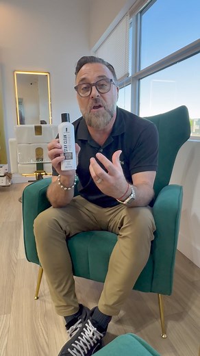 Découragés d’avoir les cheveux gras ? Voici la solution ! ⬇️ https://lucvincent.com/collections/les-plus-populaires/products/stay-clean-nouveau-shampoing-doux-pour-cheveux-gras | Luc Vincent Coiffure