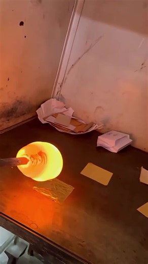 USA Glass blowing art. #AmericanCraft #USAArt #GlassBlowing #AmericaGlassArt #USAGlassBlowing