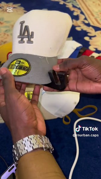 How to curve your cap #caps #rnurbancaps #snapbacks