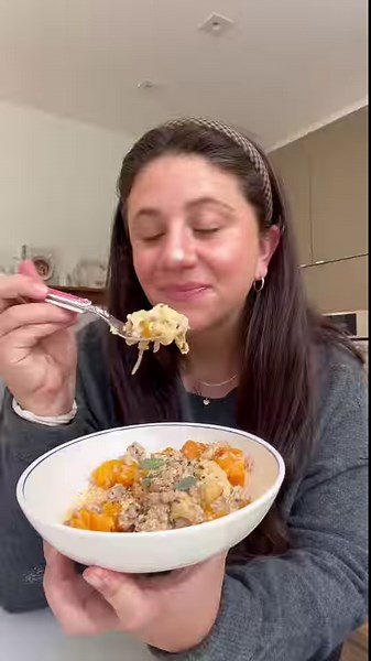 Fall vegetable and Italian sausage casserole! With the best simple creamy white wine and parmesan sauce and vegetables roasted to perfection. This one makes for the best cozy dinner, and the best leftovers too! For the veggies: 3 cups cubed butternut squash 2 cups cauliflower florets 1 large shallot, thinly sliced (about 1/3 cup) 2 tbsp olive oil 1 tsp italian seasoning Salt and pepper, to taste White wine sauce: 1.5-2 lbs ground Italian sausage 1 cup dry white wine 2 tbsp fresh sage, finely cho