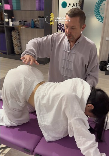 A profound somatic release in Almaty. ✨ This is KSE in its most raw form: the nervous system taking over to discharge stored energy. It’s not just movement; it’s a deep emotional and physical reset. Double tap if you believe in the body’s power to heal! ❤️@Sensory Energetics #energymedicine #KSE #traumarelease #SomaticRelease #NervousSystemHealth