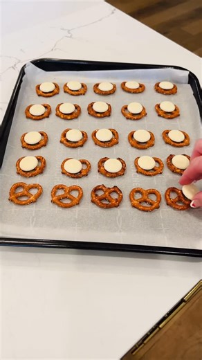 White Chocolate Pretzel Bites 🥨💘💌 EASY Valentine’s Day Treat ❤️💕 Ingredients: 💘 Pretzel Twist @snyders_hanover 💘 White Chocolate Melting Wafers @ghirardelli 💘 Conversation Hearts @brachscandy Instructions: 💘Lay pretzels in a single layer on a piece of parchment paper. 💘Place a melting wafer on each pretzel and put in oven for 2-3 minutes. 💘Take the pretzels out of the oven. 💘Immediately place a heart candy into the center of the pretzel pressing down slightly to set and continue until