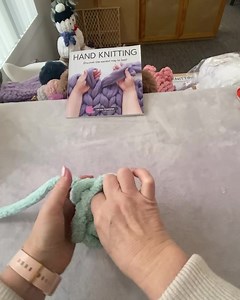 143K views · 208 reactions | Hand crochet a Pet bed with BeCozi chunky chenille yarn and a video tutorial: Yarn: BeCozi.net Video tutorial: https://youtu.be/D49EQl5R3DM Music: Sunny Musician: @iksonmusic | BeCozi | Facebook