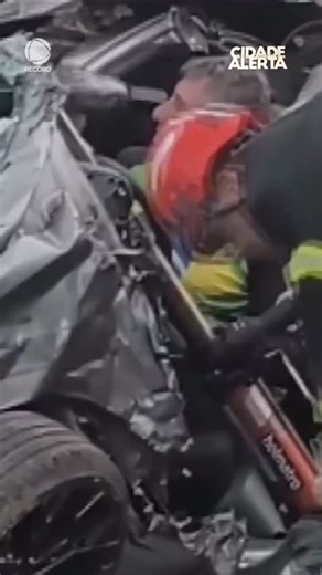 Major Palumbo on Instagram: "Quem explica Deus? Um homem escapou praticamente sem ferimentos de um acidente de grandes proporções em Sinop, no Mato Grosso. A colisão envolveu três veículos, um carro, um caminhão e uma carreta. Mesmo com a força do impacto, apenas três pessoas ficaram feridas e não houve registro de mortes. As causas do acidente ainda estão sendo investigadas. Um vídeo registrou o momento do socorro à vítima. 📹 @cidadealerta"