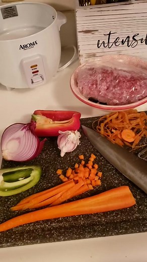 GINILING na baka! (Filipino word for ground beef) ingredients : dice potatoes, green & red bell pepper, carrots and green peas. Meat of your choice 🐮 or it can be pork 🐽. #filipinofood #hunts #huntstomatosauce #huntstomatopaste