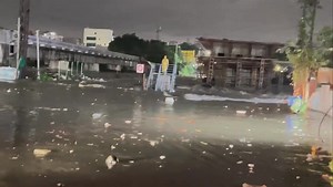Musi River overflowing near Moosaram Bagh, Hyderabad city. Twin Reservoirs discharging 22,000 Cusecs since evening, it may increase further in coming hours. 📸 Majid K. | People of Hyderabad