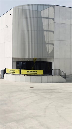 Say goodbye to compromise in large-scale floor cleaning. 👋 The KIRA B 200, the newest and most powerful member of our KIRA family, is here to revolutionize your cleaning operations. With its impressive 200-liter tank and a massive 900 mm working width, the KIRA B 200 is built to tackle the most demanding environments, from logistics centers to airports. This isn't just about automation; it's about empowerment. The KIRA B 200 relieves your cleaning teams, allowing them to focus on more complex t