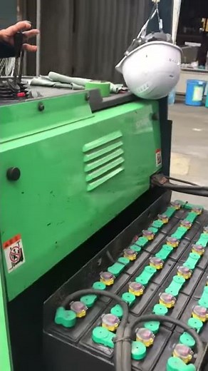 フォークリフトリーチ式バッテリーの出し方
