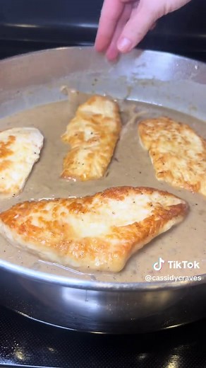 I just love comfort food that is quick and easy, using simple ingredients you probably already have 💛 Recipe below 👇 Ingredients 4-5 boneless skinless thin chicken breast 1/2 cup (all-purpose) flour 1 tsp salt ½ tsp freshly cracked black pepper 1 tsp sweet paprika 1 tsp onion powder 1 tsp garlic powder 3 tbsp olive oil ½ cup sweet onions chopped 3 cloves garlic minced 3 tbs unsalted butter 2 tbsp plain (all-purpose) flour 1 cup beef stock 1/4 cup heavy whipping cream 1 tsp Worcestershire sauce