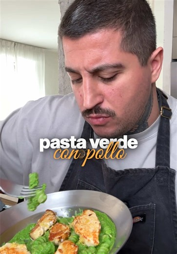 Pasta verde de Kale y albahaca con pollo!!! La triple B, Bueno, Bonito y Barato, también sano y blablabla y muy fácil 💚 Ingredientes: - 150g de col Kale (yo quité el tallo) - 20g de albahaca - 150g de queso cottagge (120g si usamos parmesano) - 20g parmesano / pecorino romano - la cantidad de pollo que gustes (yo usé 120g) y lo mismo con la pasta (yo usé 100g) - ralladura de limón - un par de dientes de ajo