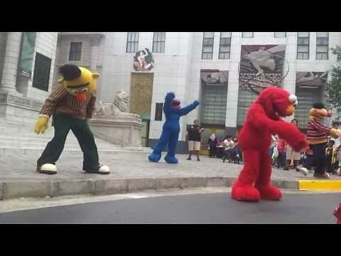 Sesame Street - Elmo Do the Hokey Pokey - performance at Universal Studios Singapore