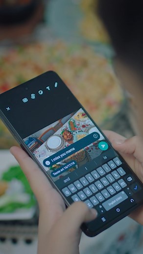 8.3M views · 139K reactions | Pehly daur mai door bethe huye apno se khoobsoorat lamhat or khushiyan bantna kitna mushkil lagta tha na? Now, share your special moments with just a click! #RamadanMubarak #TecnoMobilePakistan #KeepSharing #StopAtNothing | TECNO Mobile Pakistan | Facebook