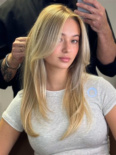 Rubio renovado tratamiento @Redken Pro , con corte Butterfly, la tendencia que ya domina 2026. Cabello ligero, moderno y fashion.