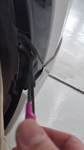 KTCさんのクリップクランププライヤーを使って車高短プリウスのフェンダークリップ取り外し。
