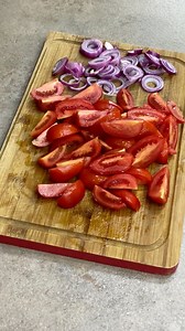 50K views · 483 reactions | Aragosta o astice alla catalana Ingredienti per 4 persone 700 g di aragosta o astice 300 g di pomodorini 1 cipolla di Tropea 3-4 cucchiai di olio evo 3 cucchiai di limone Sale q.b. Pepe nero q.b. 2-3 foglie di alloro | Carlo Gaiano | Facebook