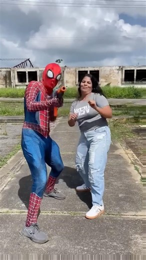 JUGUÉ POLICÍA LADRÓN CON SPIDERMAN