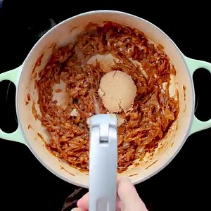 All the flavours of French onion soup in a pasta bake, complete with cheesy crouton topping 😍 RECIPE: https://uk.goodho.us/2RR9o9u | Good Housekeeping