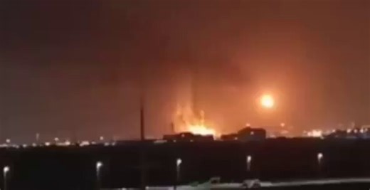 突发： 血洗开始了整个波斯湾石化工业弧带目前已全部处于着火、停产或暂停状态。数一数涉及的国家：• 伊朗：阿萨卢耶（Asaluyeh）和马赫沙赫尔（Mahshahr）的石化设施遭以色列打击，85%的石化产能被摧毁。• 卡塔尔：拉斯拉凡（Ras Laffan）的两座液化天然气（LNG）生产线受伊朗导弹袭击，17%的出口产能将在未来三到五年内无法恢复。• 阿联酋：Borouge聚烯烃工厂暂停生产，哈布山（Habshan）天然气综合设施关闭，国内80%的天然气供应中断；阿萨布（Asab）脱气站自3月29日起持续燃烧，布哈萨（Bu Hasa）油田也遭袭击。• 沙特阿拉伯：朱拜勒工业城（Jubail Industrial City）在伊朗导弹打击SABIC石化中心后发生大火——这里是全球最大的综合化工基地之一。• 科威特：机场燃料储罐起火，两座发电和海水淡化装置停运，石油部设施被击中，阿里·萨勒姆空军基地有15名美军士兵受伤。• 巴林：GPIC石化装置遭袭，BAPCO储油罐发生火灾。六个国家，一场战争。波斯湾所有主要能源生产国均遭受打击。全球数据现在已经可以量化：• 《化学与工程新闻》（C&EN）