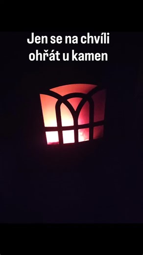 Andy | Online podnikání | Joy Key on Instagram: "Jen na chvíli si sednout a ohřát se u kamen."