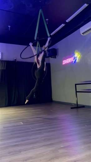 3 fun Splits on the aerial hoop!!! #aerialhoopflow #lyracombo #stardanzfitnessstudio #latespost 📍 Stardanz Fitness Studio | Luningning