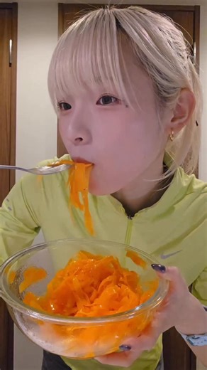 志村美希| MIKI SHIMURA on Instagram: "マラソンとか身体を駆使する過度なトレーニングは逆に体を老化させる...😔 (適度な運動はもちろんいいことだらけ) 走るだけじゃなく、普段の食事で活性酸素対策して、健康に元気にマラソンシーズン走り抜けよ🏃➡️ 私は抗酸化指数をGalaxyWatch8で計測して、今の健康状態をこまめにチェックしてます✔ キャロットリボンサラダはお酢で作るレシピばかりなんだけど、Geminiに “お酢家にないんだけど？？？”って相談したらレモン汁で代用したレシピ提案してくれて助かった😽🍋 最近はGeminiに頼りっぱなし人生🤭 @samsungjpn @samsungwithgalaxy #PR #TeamGalaxy #GalaxyWatch8 #GalaxyZFlip7 #withGalaxy #GalaxyAI #SumsungHealth"