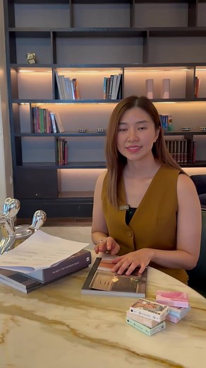 Softlens kamu beneran aman gak sih? Yuk cek fakta medisnya. Belakangan ini DM Dok Reni penuh banget pertanyaan soal keamanan softlens. Di video ini, saya bongkar standar medis yang saya pakai pribadi untuk cek produk: Izin Edar Resmi (AKL), Standar Kebersihan, dan Teknologi yang aman buat kornea. Saya ambil contoh brand yang paling banyak ditanyain, Kilala, dan saya audit langsung datanya di website resmi Kemenkes RI. Hasilnya? Berdasarkan review medis saya, Kilala datanya valid, aman, dan dinya