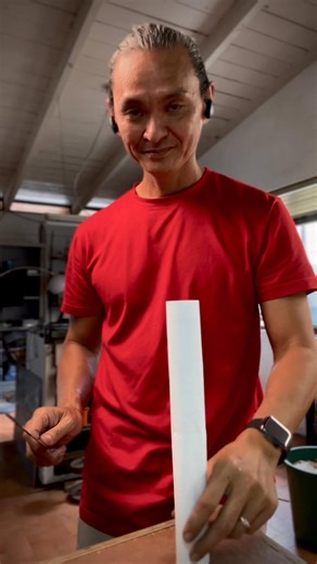 Ia ora na et bonne semaine Un artisan s’entraîne sans compter pour reproduire un phénomène : un taillant tranchant, sur une très grande variété d’aciers trempés. Les techniques de démorfilage varient selon le type de bavure. Elles s’adaptent à la mécanique (dureté, élasticité, résilience, limite de rupture, ductilité, etc.)propre de chaque acier. La limite est atteinte lorsqu’une lame reçoit un traitement de surface particulier — par exemple un revêtement céramique, un dépôt de titane. Ces couch