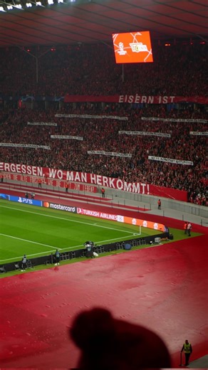 🔴✊🏻 Union Berlin lost 9 consecutive games… but their fans have reacted like this! ✨ ❤️ Big banner ahead of the game… “𝐍𝐞𝐯𝐞𝐫 𝐟𝐨𝐫𝐠𝐞𝐭 𝐰𝐡𝐞𝐫𝐞 𝐲𝐨𝐮 𝐜𝐨𝐦𝐞 𝐟𝐫𝐨𝐦”. 🤍 Four small banners ahead of the game… “𝐃𝐨𝐧’𝐭 𝐰𝐡𝐢𝐬𝐭𝐥𝐞 𝐲𝐨𝐮𝐫 𝐭𝐞𝐚𝐦”. “𝐊𝐞𝐞𝐩 𝐭𝐡𝐞 𝐩𝐡𝐨𝐧𝐞 𝐢𝐧 𝐲𝐨𝐮𝐫 𝐩𝐨𝐜𝐤𝐞𝐭”. “𝐈𝐧 𝐛𝐚𝐝 𝐬𝐢𝐭𝐮𝐚𝐭𝐢𝐨𝐧𝐬, 𝐰𝐞 𝐬𝐭𝐚𝐲 𝐭𝐨𝐠𝐞𝐭𝐡𝐞𝐫”. “𝐃𝐨𝐧’𝐭 𝐥𝐞𝐚𝐯𝐞 𝐭𝐡𝐞 𝐬𝐭𝐚𝐝𝐢𝐮𝐦 𝐛𝐞𝐟𝐨𝐫𝐞 𝐟𝐢𝐧𝐚𝐥 𝐰𝐡𝐢𝐬𝐭𝐥𝐞”. 🫂 Three messages to 