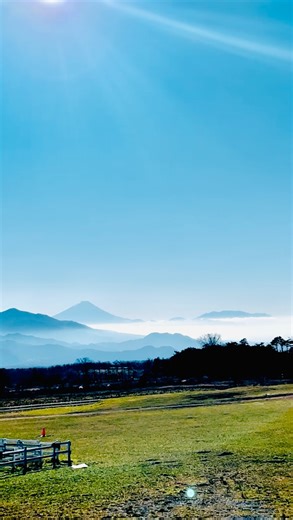 清泉寮 | 八ヶ岳 清里高原 ソフトクリームと宿泊施設 on Instagram: "秋が終わり冬が始まる頃 清里から見る富士山や南アルプスは 幻想的な朝を迎えます🗻✨ 深呼吸して ただただのんびりと景色を 眺めるのも良いですね☺️ #清泉寮 #清里 #富士山"