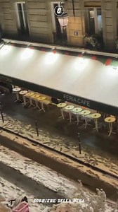 Nelle immagini, l'abbondante nevicata su Parigi lunedì 5 gennaio. Le precipitazioni nell'Ile de France hanno causato disagi nei trasporti, con oltre 900km di ingorghi. Alcune linee del trasporto pubblico su gomma sono state sospese, traffico aereo fortemente influenzato - cancellati il 15% dei voli. Attivata l'allerta arancione per neve e ghiaccio; ma la neve ha anche regalato immagini spettacolari, come la Tour Eiffel imbiancata e i cittadini in sci e sugli slittini a Montmartre. | Corriere del