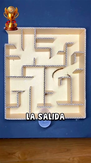 CUCARACHA VS CIENPIÉS EN EL LABERINTO