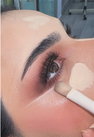 Makeup Tutorial: Create Stunning Looks Easily