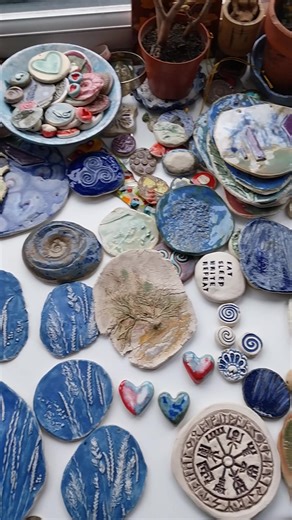 You can tell I haven't had a stall in a while; I'm getting a build up of pieces on my windowsill. When I have a stall I have a good sort out. My next stall is on 14th March @phoenixleic with the fabulous @creativescollabcollective Hoping I don't create an overspill before then. Knowing I probably will 😆 #thekilngodshavebeenkind #c3 #phoenixleicester | Magz King Ceramic Artist