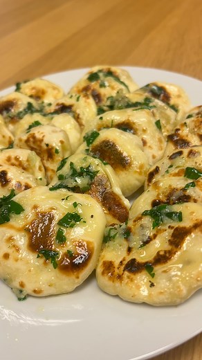 12K views · 948 reactions | Un naan au fromage chaud, doré, tendre à...