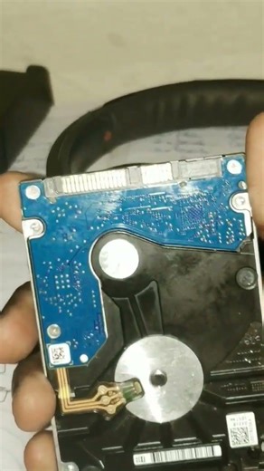 What is HDD? 💾 Explained in seconds! #HDD #HardDiskDrive #ComputerBasics #TechShorts #ITBasics