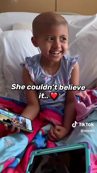 Our hearts. 🥺❤️ #RachelPlatten surprised 7 year old cancer patient Lily Rose with a touching performance. (🎥: @Rachel Platten/@Samuel Weidenhofer)