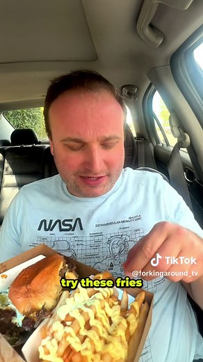 🍔 NEW SMASH BURGER POPUP IN THE SFV 🍔 Burger 3000 is operating in Reseda and is the only smash burger in that general area of the Valley. They’re using American Wagyu beef and are open until 10pm every single day! It’s totally worth adding to your list! @Burger 3000 📍19303 Saticoy St Reseda, CA 91335 #lafoodie #sfv #smashburger #foodreview #sanfernandovalley #lafood