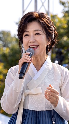🫢 등장부터 범상치 않더니… 첫 소절에 실력 제대로 보여준 60대 참가자 ㄷㄷ #고향아줌마 #AI립싱크