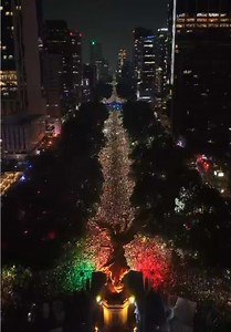🇲🇽🦅⚽️Una marea tricolor inunda el Paseo de la Reforma. Así luce el Ángel de la Independencia tras el estallido de euforia por el triunfo de México ante Corea en su segundo partido en el Mundial 2026, en que más de 200mil personas - según cifras del gobierno capitalino- han desbordado el centro de la Ciudad de México. Decenas de miles de personas han caminado desde el Zócalo y otras zonas de festejos hasta el Ángel de la Independencia para festejar el pase del TRI a deciseisavos. 📹 Gobierno d