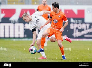 Sandhausen, Germany. 28th Nov, 2020. Football: 2nd Bundesliga, SV Sandhausen - FC Erzgebirge Aue, 9th matchday, Hardtwaldstadion. Sandhausen's Julius Biada (l) and Clemens Fandrich of Erzgebirge Aue fight for the ball. Credit: Uwe Anspach/dpa - IMPORTANT NOTE: In accordance with the regulations of the DFL Deutsche Fußball Liga and the DFB Deutscher Fußball-Bund, it is prohibited to exploit or have exploited in the stadium and/or from the game taken photographs in the form of sequence images and/