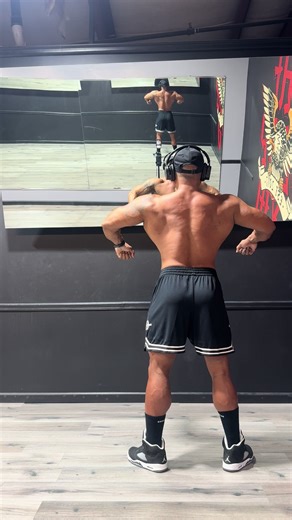 Pose Every Day #mensphysique #bodybuilder #theroadtoprocard #thisis47