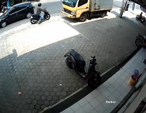 Kronologi kejadian .. mobil truk yang saya kendarai parkir depan apotek karya farma purwomartani.. lalu orang yang memakai motor matik mengambil HP pribadi dan hp kantor... selalu waspada dan hati2... Pesan untuk pelaku “ no plat motor anda terlihat di cctv”Kita tunggu nggih iktikad baik nya .. 1x24jam gmn caranya hp kembali .. Itu pribadi dan hp kantor . Dan saya cm supir yang bisa beli hp kredit .. monggo di tunggu iktikad baik nya... kalau tidak semoga hp yang anda ambil menjadi berkah untuk 